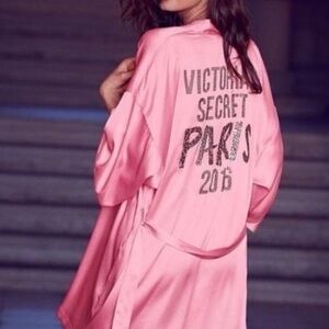 NWT Victoria's Secret Paris Fashion Robe 2016 Size OS
Pink Satin Limited Edition